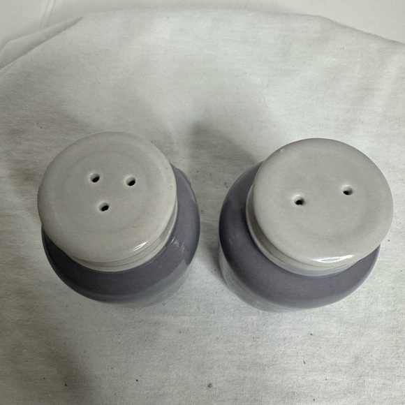 Set of Gray Ceramic Mason Jar Salt & Pepper Shakers. (B) - Picture 4 of 5